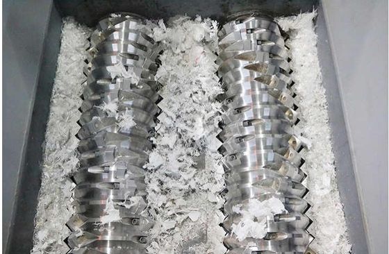 Mesin penghancur botol PET plastik multi-tujuan dua sumbu / penghancur daur ulang limbah